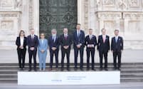 G7交通相会合に出席した閣僚ら（12日、イタリア・ミラノ）＝ＡＰ