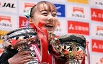 全日本選手権の女子個人総合で初優勝し、笑顔の宮田笙子