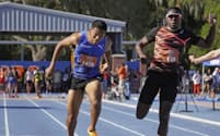 男子100メートルで、サニブラウン・ハキーム（左）が全体4番目のタイムとなる10秒04をマークした（13日、ゲインズビル）＝共同