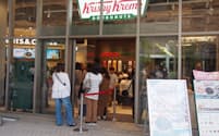 クリスピー・クリーム・ドーナツが6日開業した「ららぽーとEXPOCITY店」は来店客でにぎわっている（4月、大阪府吹田市）