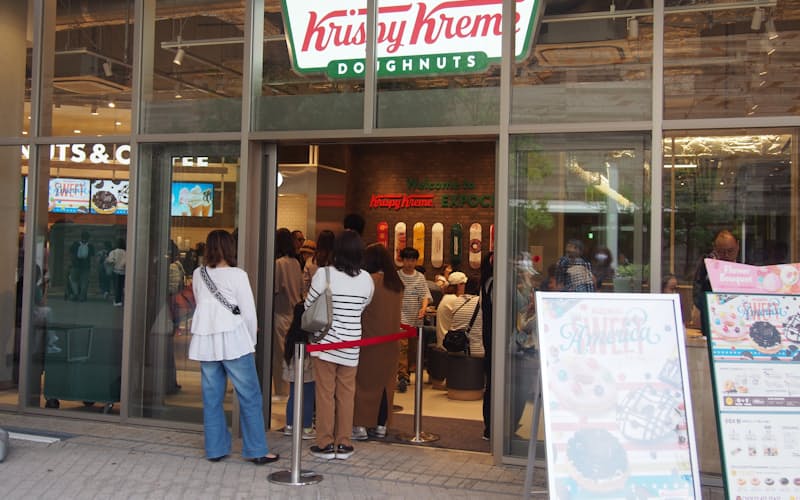 クリスピー・クリーム・ドーナツが6日開業した「ららぽーとEXPOCITY店」は来店客でにぎわっている(4月、大阪府吹田市)