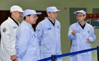 中国航天科技集団の陳鳴波董事長（右から２番目）は３月の就任直後、社内視察で共産党の指導に従うことの重要性を強調した（ＳＮＳの公式アカウントから）