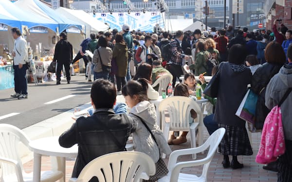 敦賀市内の開業記念イベント「街波祭」には多くの地元住民や観光客が訪れた
