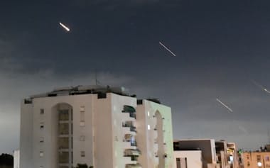 イランのミサイルを迎撃するイスラエルの防空システム「アイアンドーム」（14日、イスラエル中部）=AP