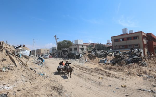 爆撃されたガザ地区。イスラエル軍はガザの紛争当初、AIで大量の標的を抽出するシステムに大きく依存していた=ロイター