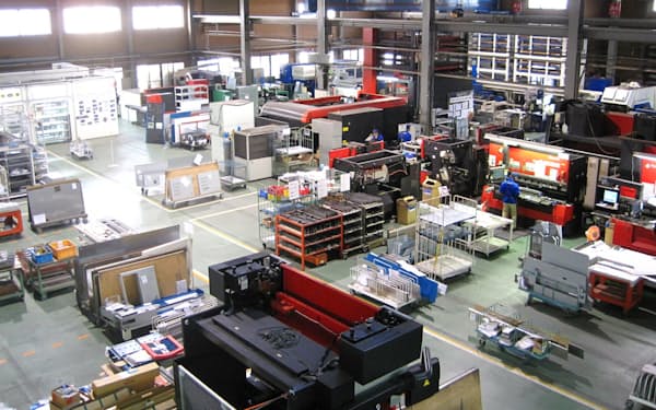 様々な工作機械が並ぶ三松の本社工場（福岡県筑紫野市）=同社提供