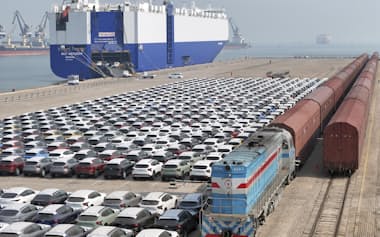 輸出向けのため港にならぶ自動車（3月、中国山東省）=AP