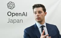 インタビューに答える米オープンAIのブラッド・ライトキャップCOO（15日、東京都千代田区）