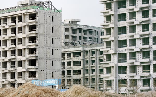 工事が中断したままのマンションの建設現場（2月、北京）=共同