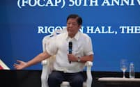 講演するフィリピンのマルコス大統領（15日、マニラ市内）
