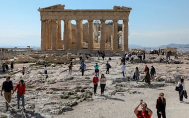 南欧4カ国では新型コロナ禍の収束後に観光業が回復していることも経済の追い風となっている（ギリシャのパルテノン神殿）=ロイター