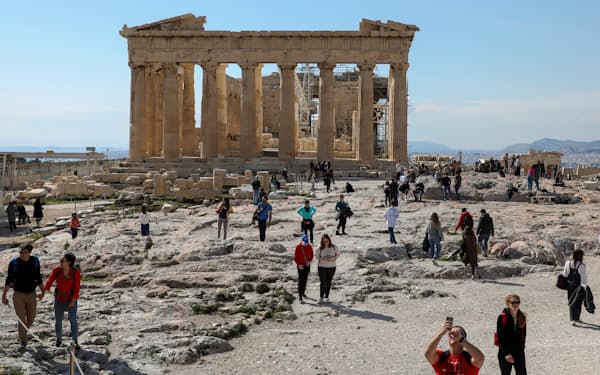 南欧4カ国では新型コロナ禍の収束後に観光業が回復していることも経済の追い風となっている（ギリシャのバルテノン神殿）=ロイター