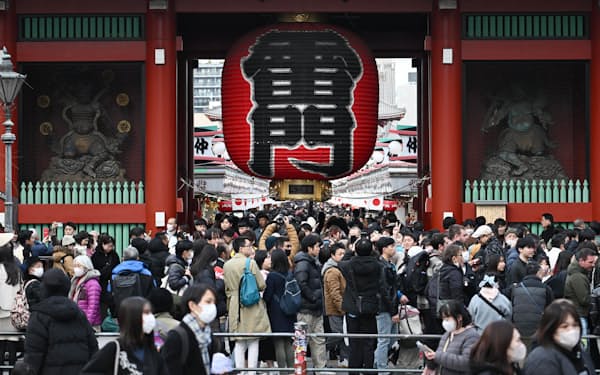 観光客で混雑する東京・浅草の雷門前