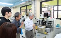 福岡工業大学の学生６人は台湾の明新科技大学で半導体の製造設備を見学した（３月、台湾・新竹）
