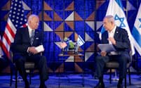 イスラエルと米国のあいだには亀裂も生じた（2023年10月18日、テルアビブで会談するバイデン米大統領㊧とネタニヤフ・イスラエル首相）＝ロイター