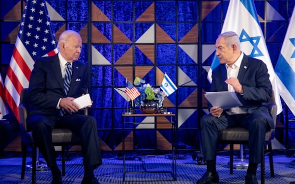 イスラエルと米国のあいだには亀裂も生じた（2023年10月18日、テルアビブで会談するバイデン米大統領㊧とネタニヤフ・イスラエル首相）=ロイター