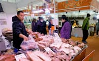 春節用の物産展で豚肉を販売するブース（1月、北京）＝共同