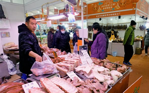 春節用の物産展で豚肉を販売するブース=1月、北京（共同）
