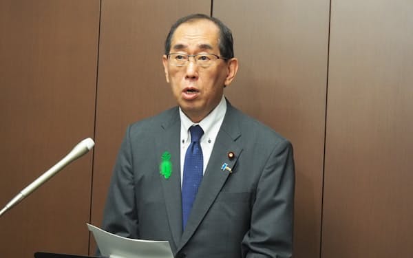 閣議後に記者会見する松本総務大臣