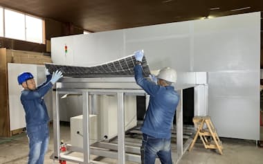 完成した太陽光パネルの熱分解装置（16日、岡山県新見市）