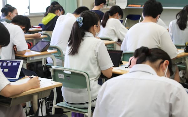 全面再開した都立高校で授業を受ける生徒（6月29日、東京都杉並区）