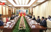 会談する中国の習近平国家主席（手前右から4人目）とショルツ独首相（手前左から4人目）＝CCTVから
