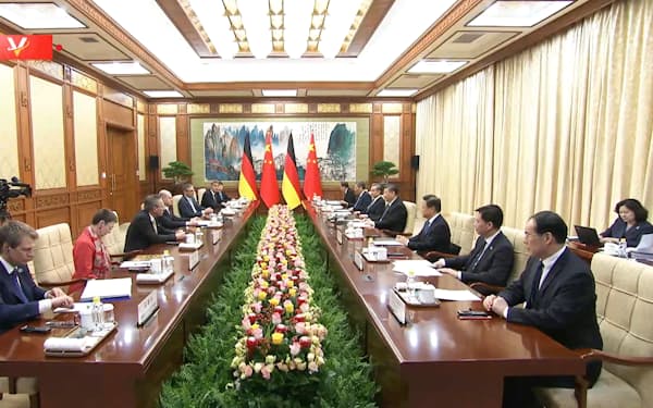 会談する中国の習近平国家主席（手前右から4人目）とショルツ独首相（手前左から4人目）=CCTVから