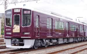 阪急電鉄が11年ぶりに投入した新型車両2300系(16日、大阪府摂津市)