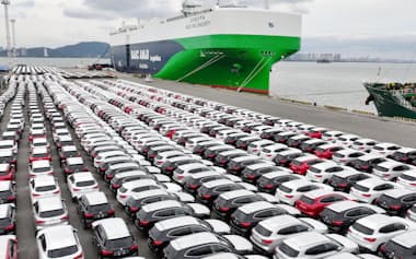 中国福建省アモイの港に並ぶ、輸出を待つ新エネルギー車=1月（新華社=共同）