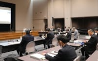 柏崎刈羽原発の安全対策について新潟県技術委員会で規制庁の担当者が説明した（16日、新潟市）