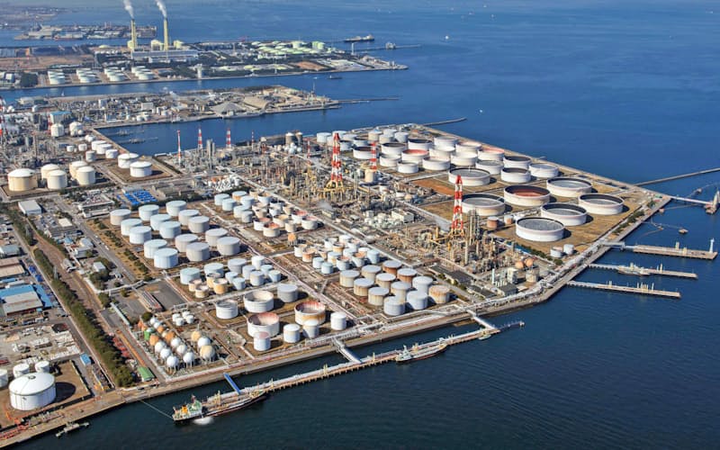 石油製品の需要が減るなか、製油所の運営を効率化する(千葉県の富士石油の製油所)