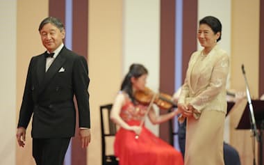 日本国際賞の授賞式に出席した天皇、皇后両陛下（16日午後、東京都千代田区）=共同