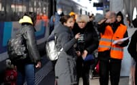 スイスの駅に到着するウクライナからの難民（2022年3月、チューリヒ）＝ロイター