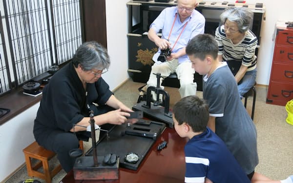 錦光園は「にぎり墨」体験を行い、観光客らに奈良墨の歴史を教えている（奈良市）