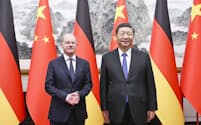 ドイツのショルツ首相㊧と写真に納まる中国の習近平国家主席（16日、北京の釣魚台迎賓館）＝新華社・共同