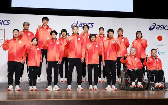 パリ五輪とパラリンピックの日本選手団の公式スポーツウエアをお披露目し、記念写真に納まる選手たち（17日午後、東京都内）=共同