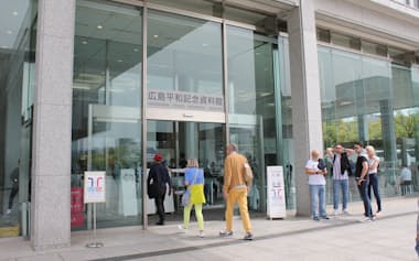 広島平和記念資料館には多くの観光客が訪れる（17日、広島市）