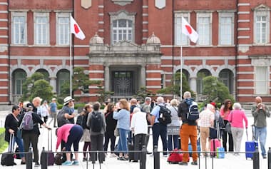 訪日外国人で賑わう東京駅前（17日、東京・丸の内）