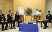 月面着陸した無人探査機「SLIM」やH3ロケットの開発責任者から報告を受ける岸田首相(17日、首相官邸)