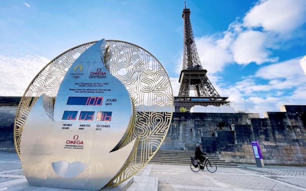 パリ五輪開幕までの日数の表示が「100」となったカウントダウン時計。奥はエッフェル塔（17日、パリ）=共同