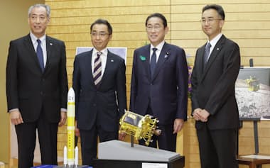 月面着陸した無人探査機「SLIM」やH3ロケットの開発責任者らと記念写真に納まる岸田首相（17日）