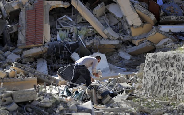 17日、イスラエル軍の空爆を受けたレバノン南部の町=AP