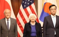 初の日米韓財務相会合に出席する鈴木財務相㊧（17日、米財務省）＝代表撮影