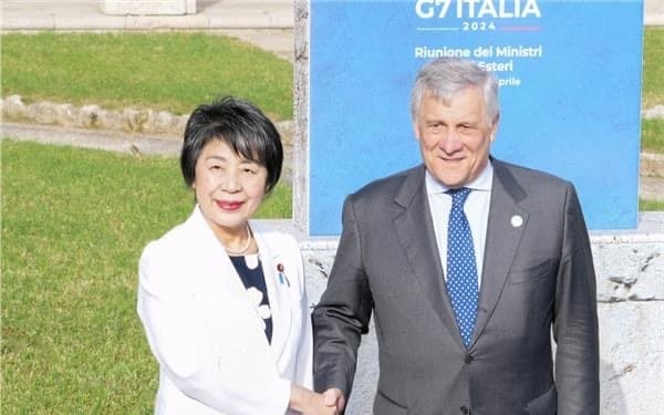 G7外相会合の歓迎行事で握手する上川外相(左)とイタリアのタヤーニ外相(17日、イタリア・カプリ島)=外務省提供