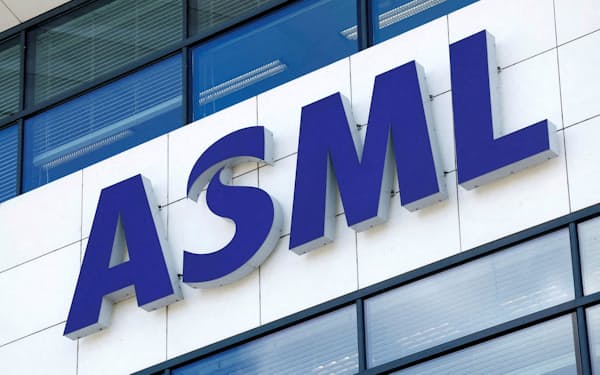 FILE PHOTO: ASML logo is seen at the headquarters in Veldhoven, Netherlands June 16, 2023. REUTERS/Piroschka van de Wouw/File Photo