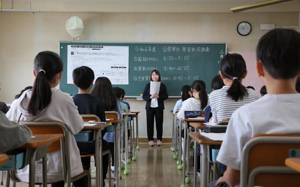 全国学力・学習状況調査（全国学力テスト）に臨む児童（18日午前、東京都内の小学校）=代表撮影