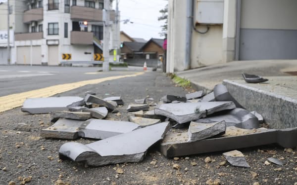 地震で路上に散乱した屋根瓦（18日午前6時41分、愛媛県宇和島市）=共同