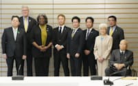 トーマスグリーンフィールド米国連大使（左から3人目）と写真撮影する拉致被害者家族会の横田早紀江さん（右から3人目）ら。左端は林官房長官（18日、首相官邸）＝共同