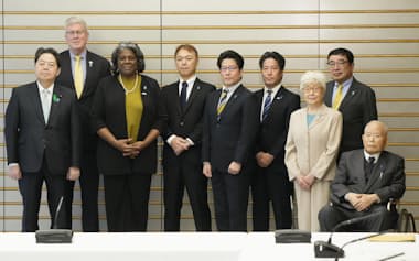 トーマスグリーンフィールド米国連大使（左から3人目）と写真撮影する拉致被害者家族会の横田早紀江さん（右から3人目）ら。左端は林官房長官（18日、首相官邸）=共同