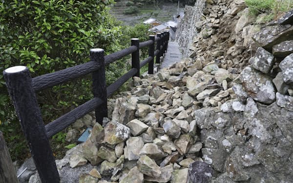 地震の影響で崩落した「石垣の里」の石垣=18日午前9時16分、愛媛県愛南町